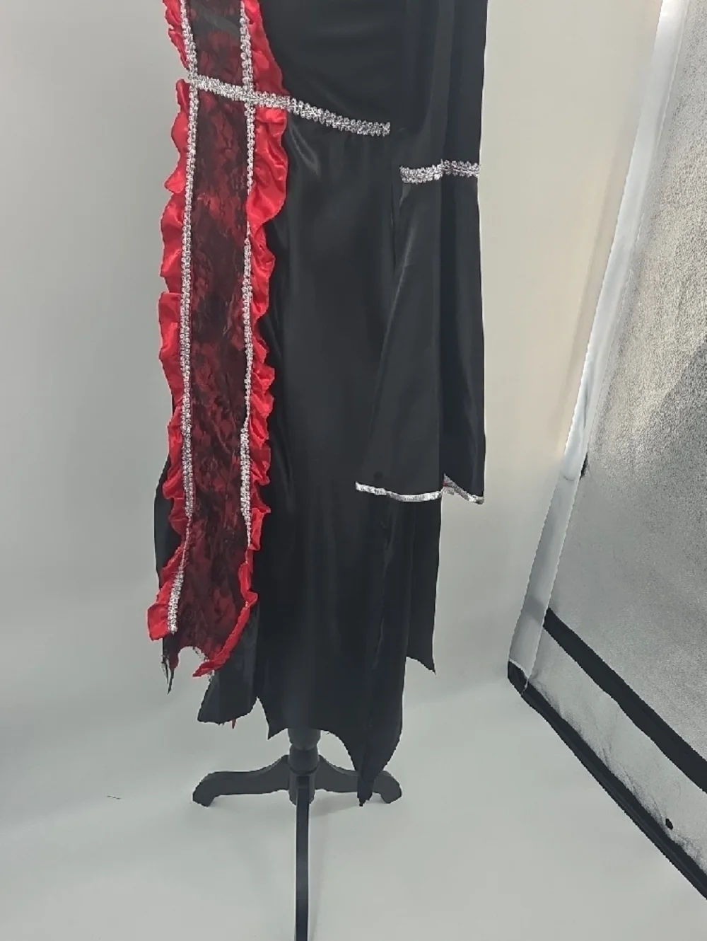 Vampire Pricess Black and Red Costume With Accessories. New In Box! Size 8/10